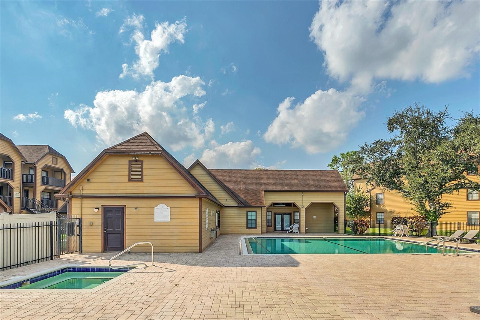 305 LAKEPOINTE DR #101