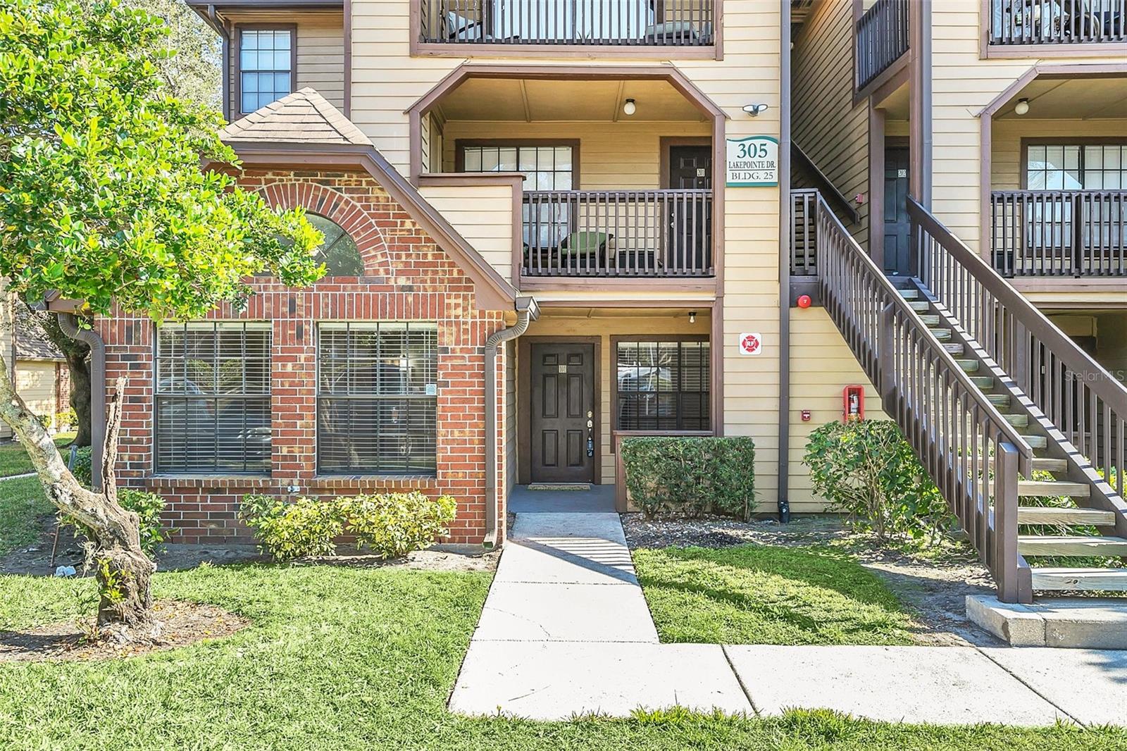 305 LAKEPOINTE DR #101