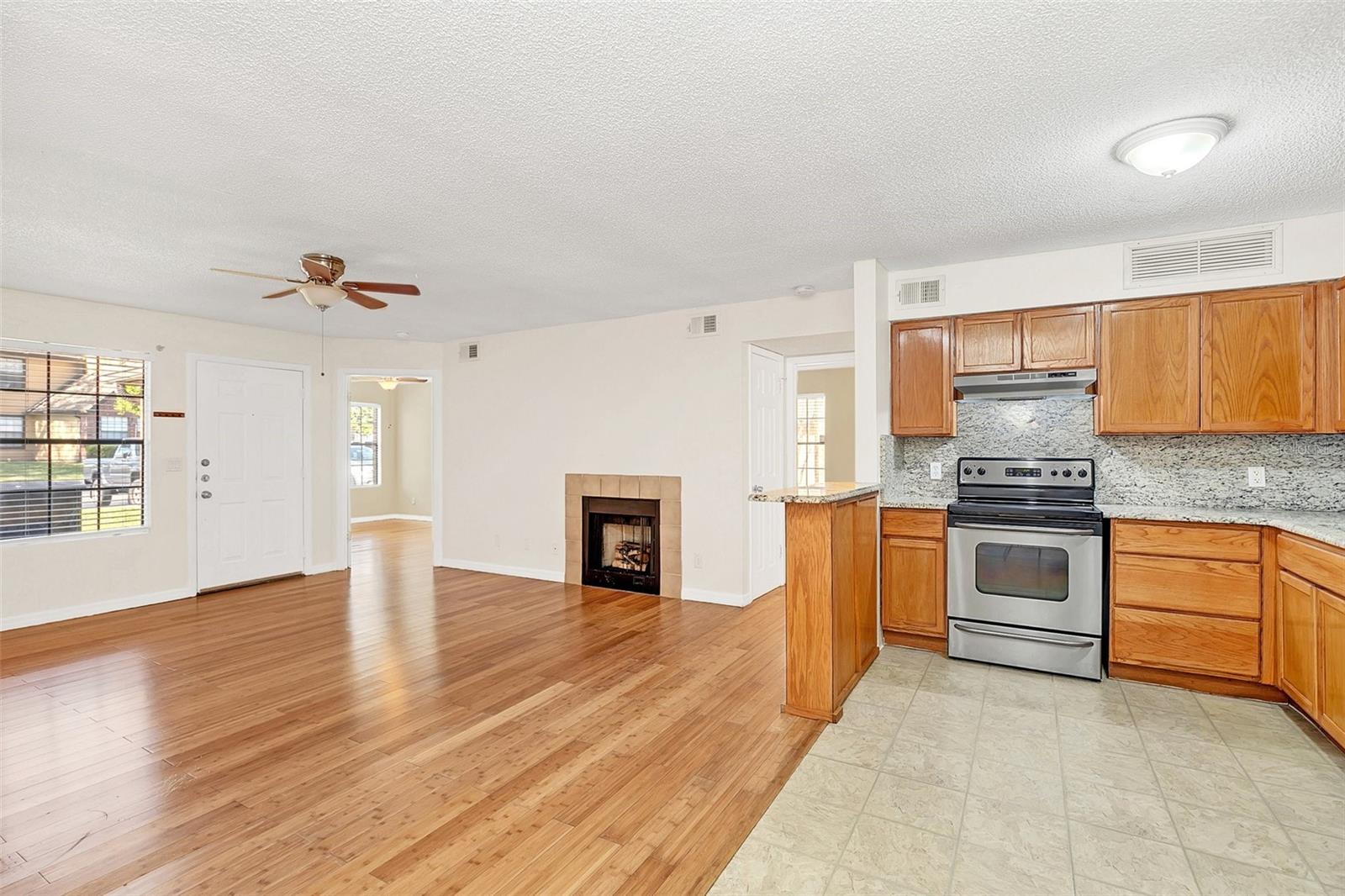 305 LAKEPOINTE DR #101