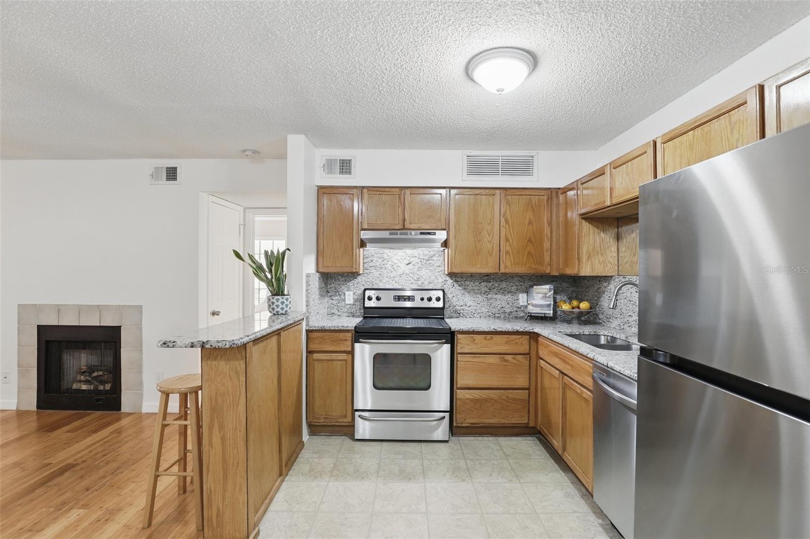 305 LAKEPOINTE DR #101