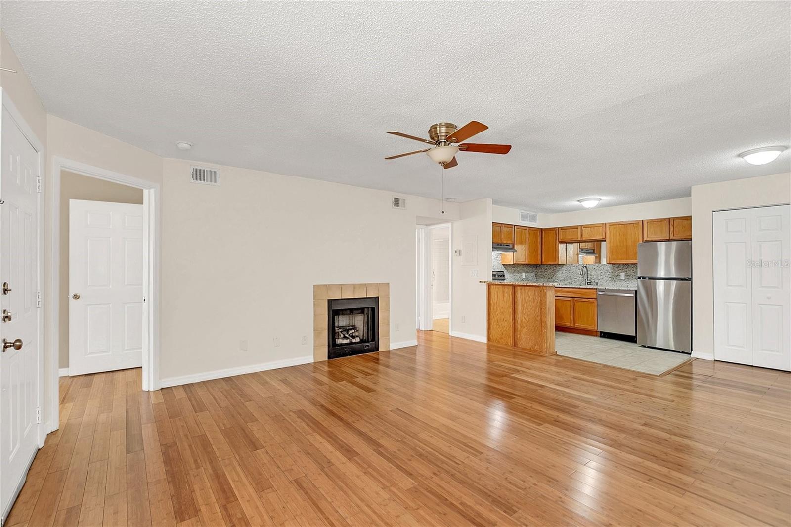 305 LAKEPOINTE DR #101