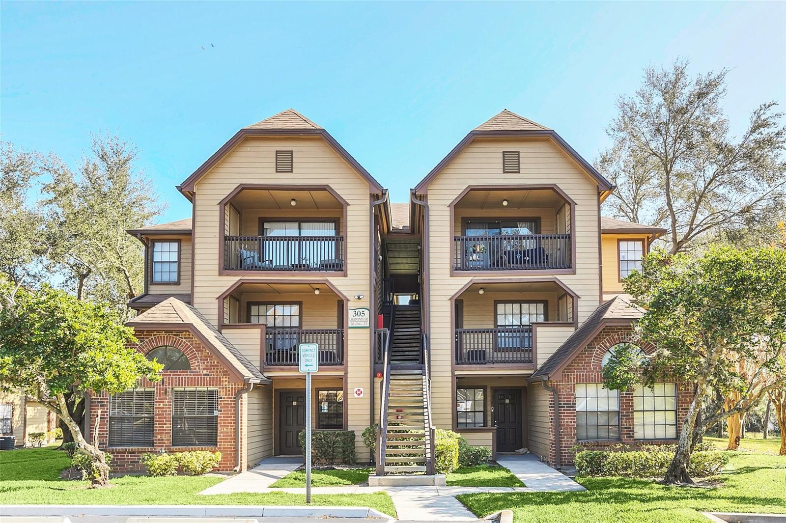305 LAKEPOINTE DR #101