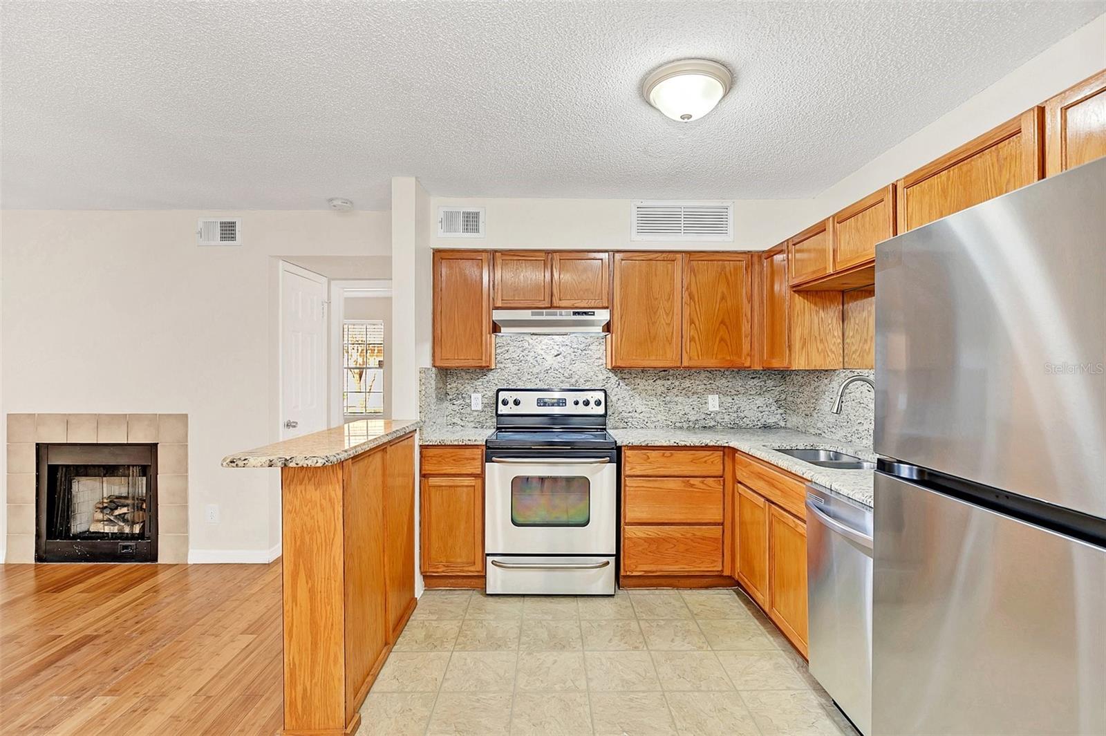 305 LAKEPOINTE DR #101