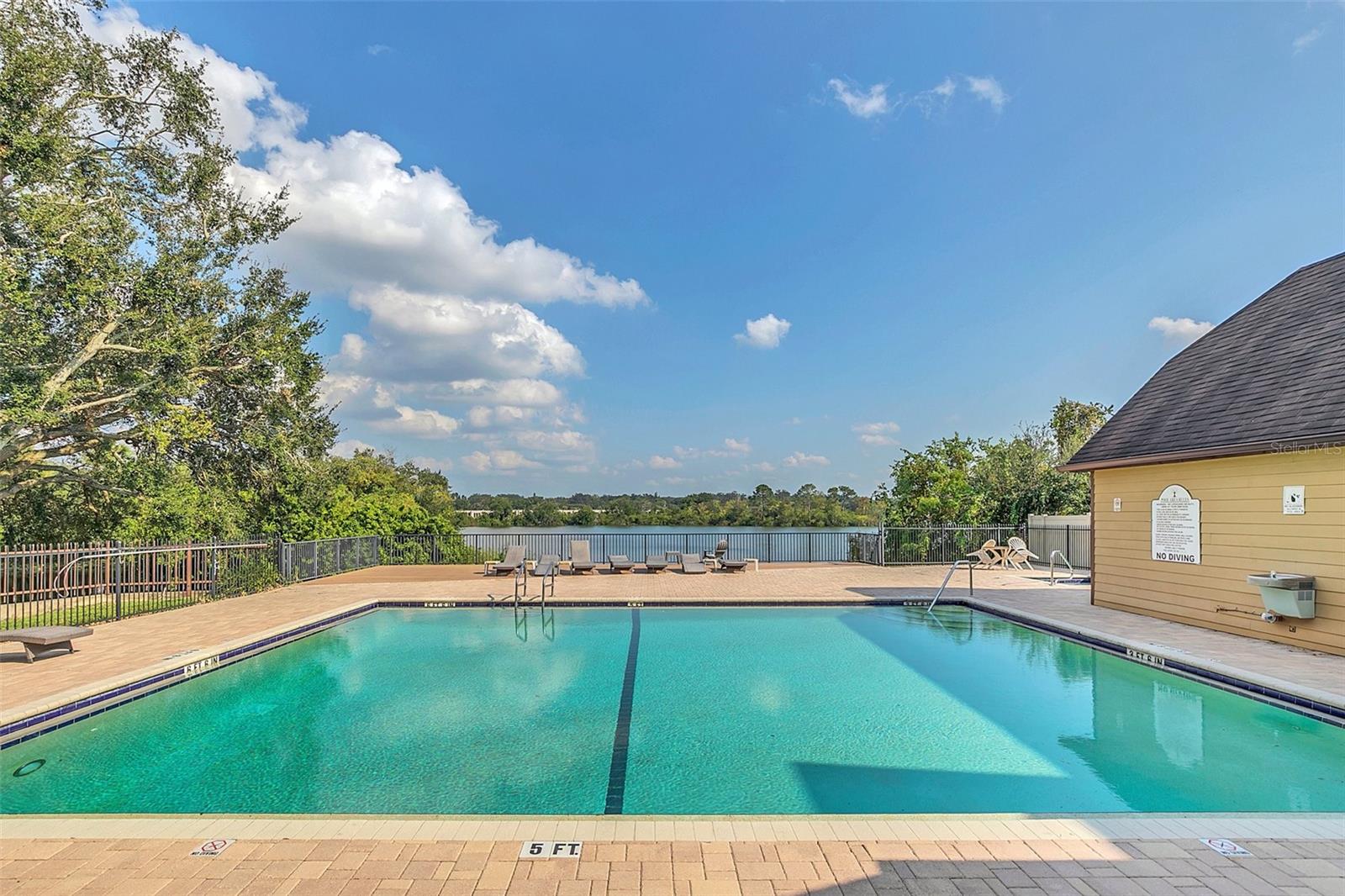 305 LAKEPOINTE DR #101