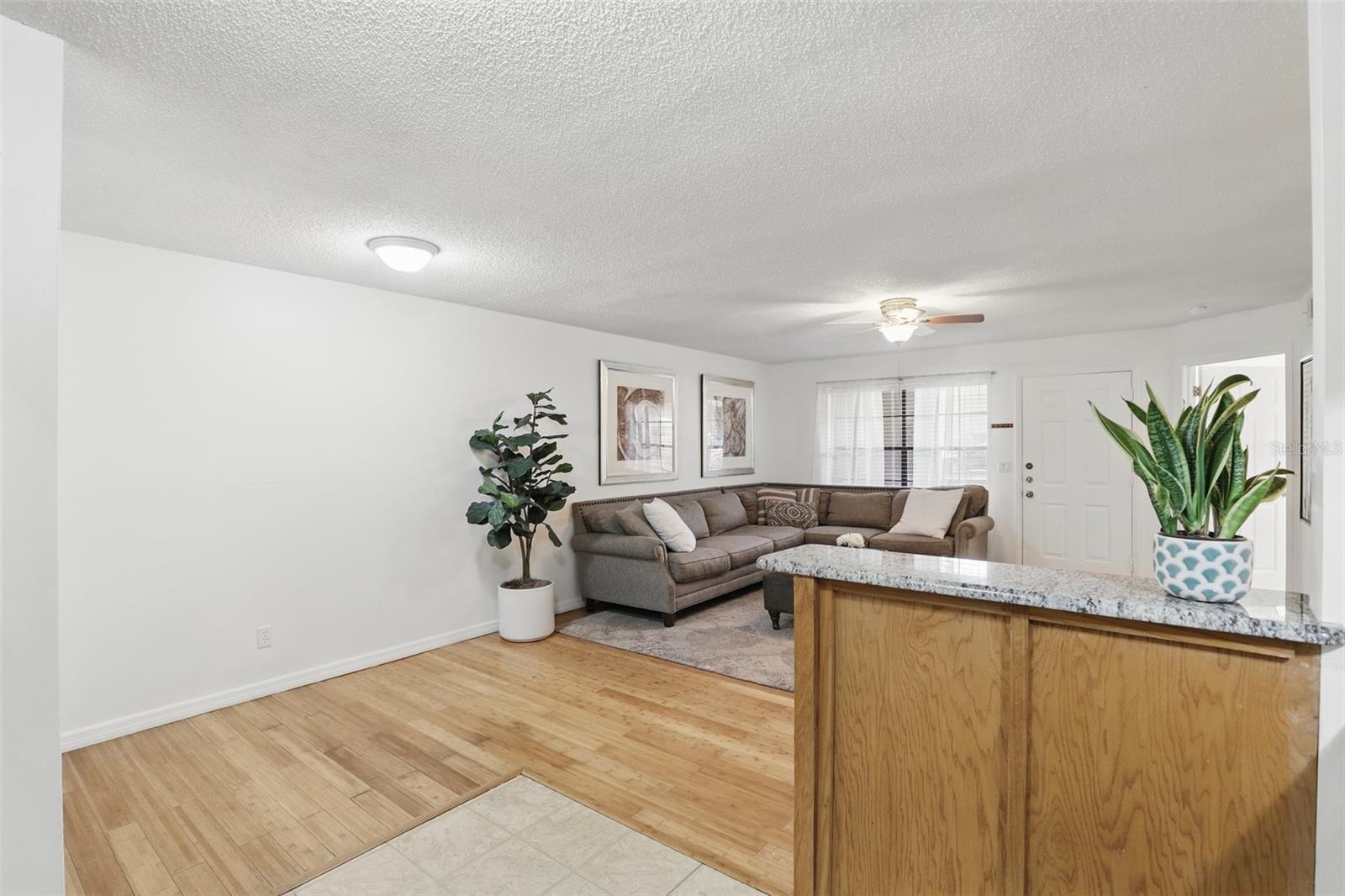 305 LAKEPOINTE DR #101