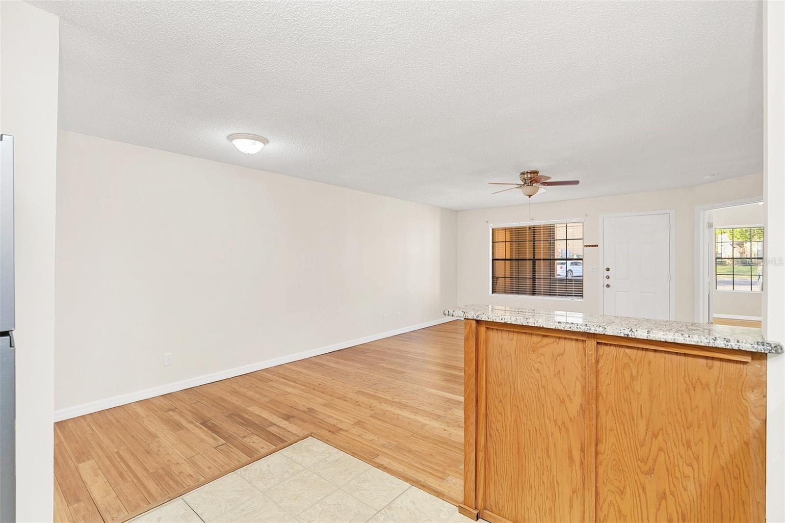 305 LAKEPOINTE DR #101