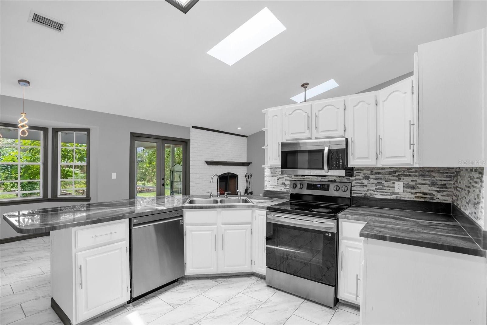 1237 ERIK CT
