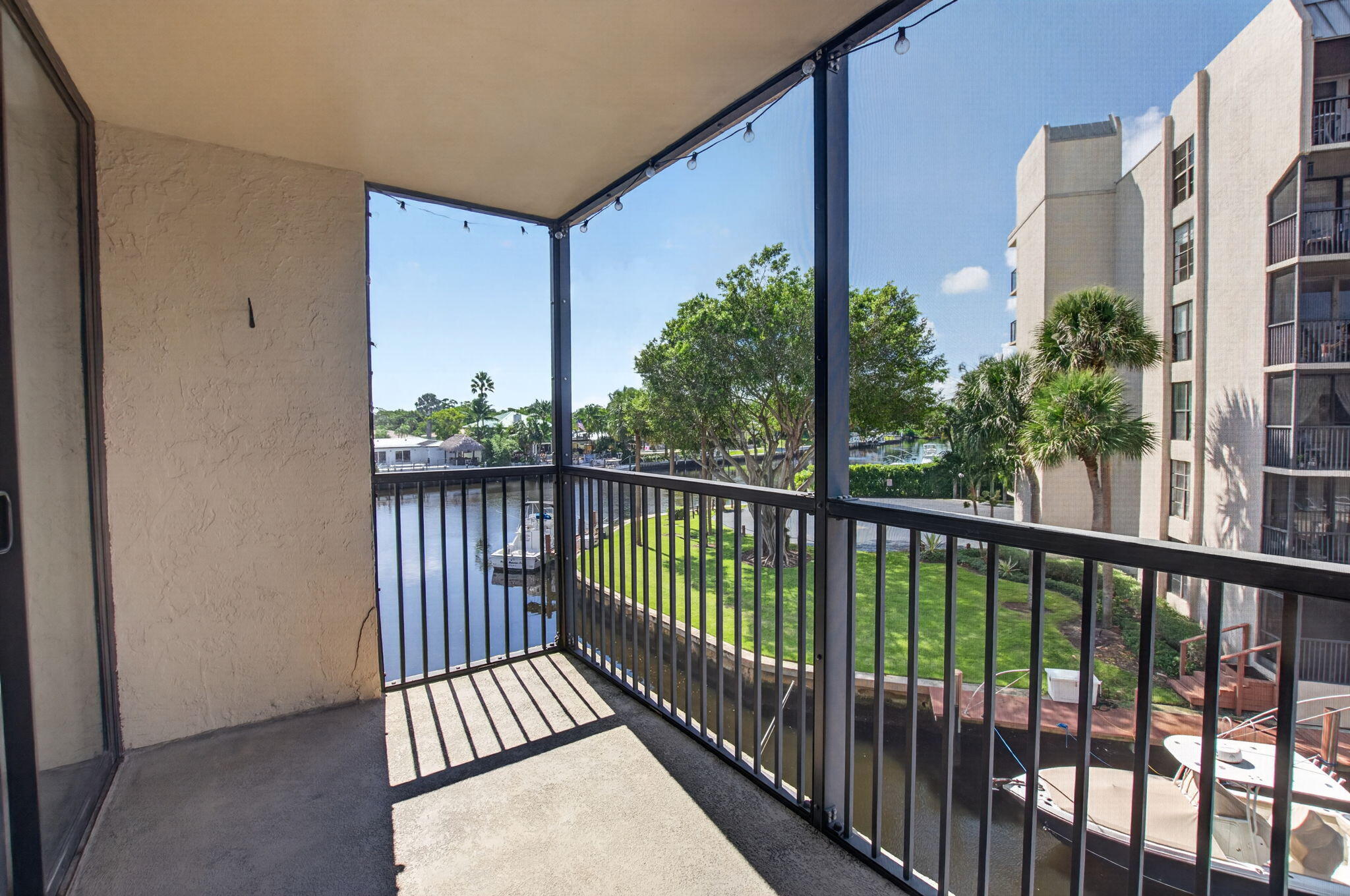 20 ROYAL PALM Way 301