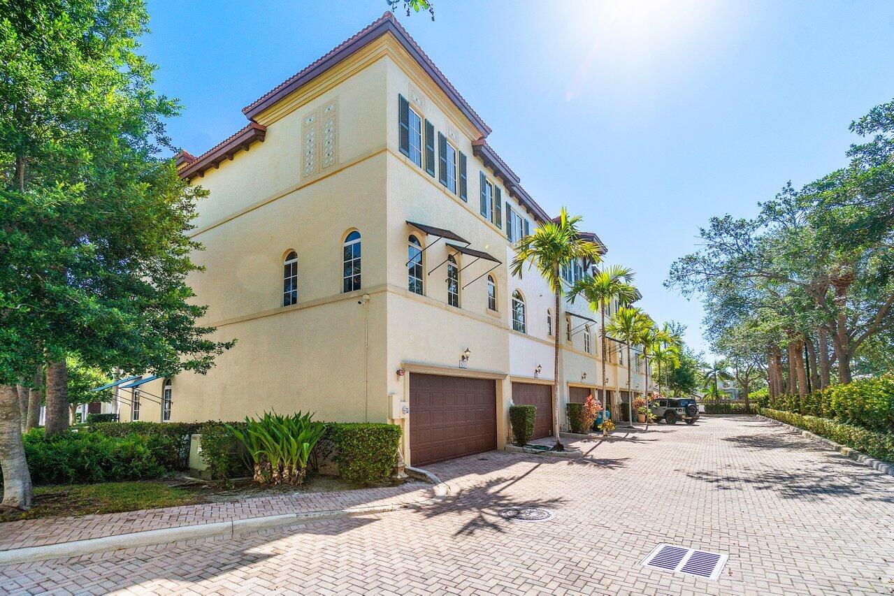 809 Estancia Way