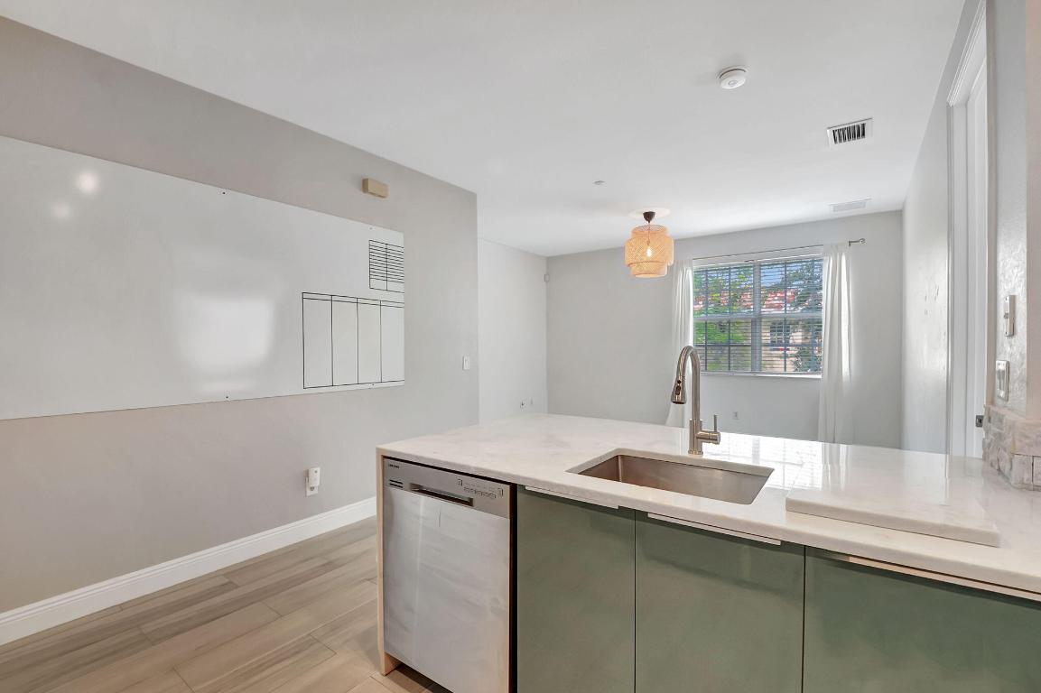 118 N Longport Circle D1