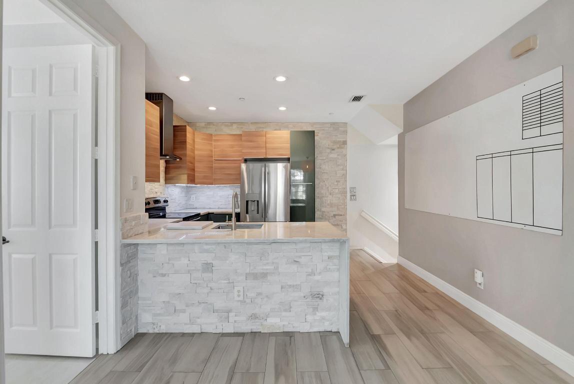 118 N Longport Circle D1