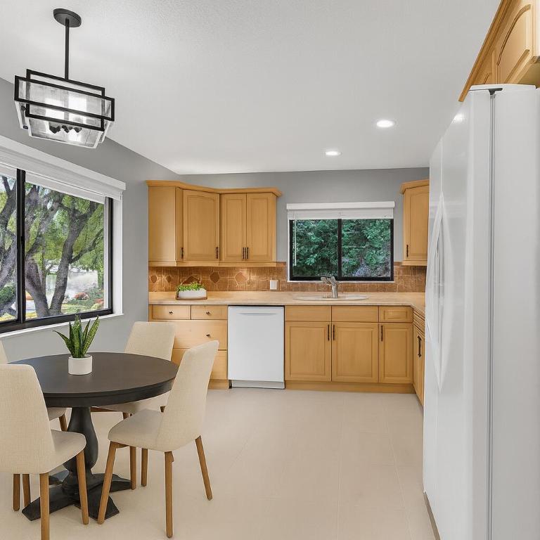 5600 Coach House Circle E