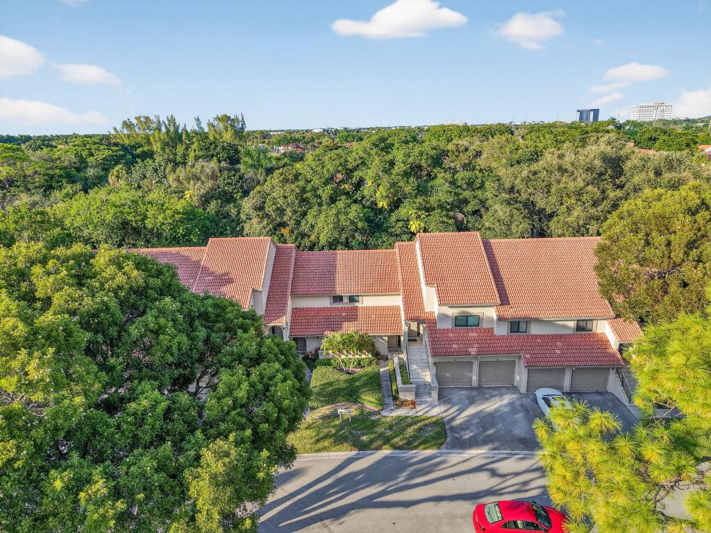 5600 Coach House Circle E