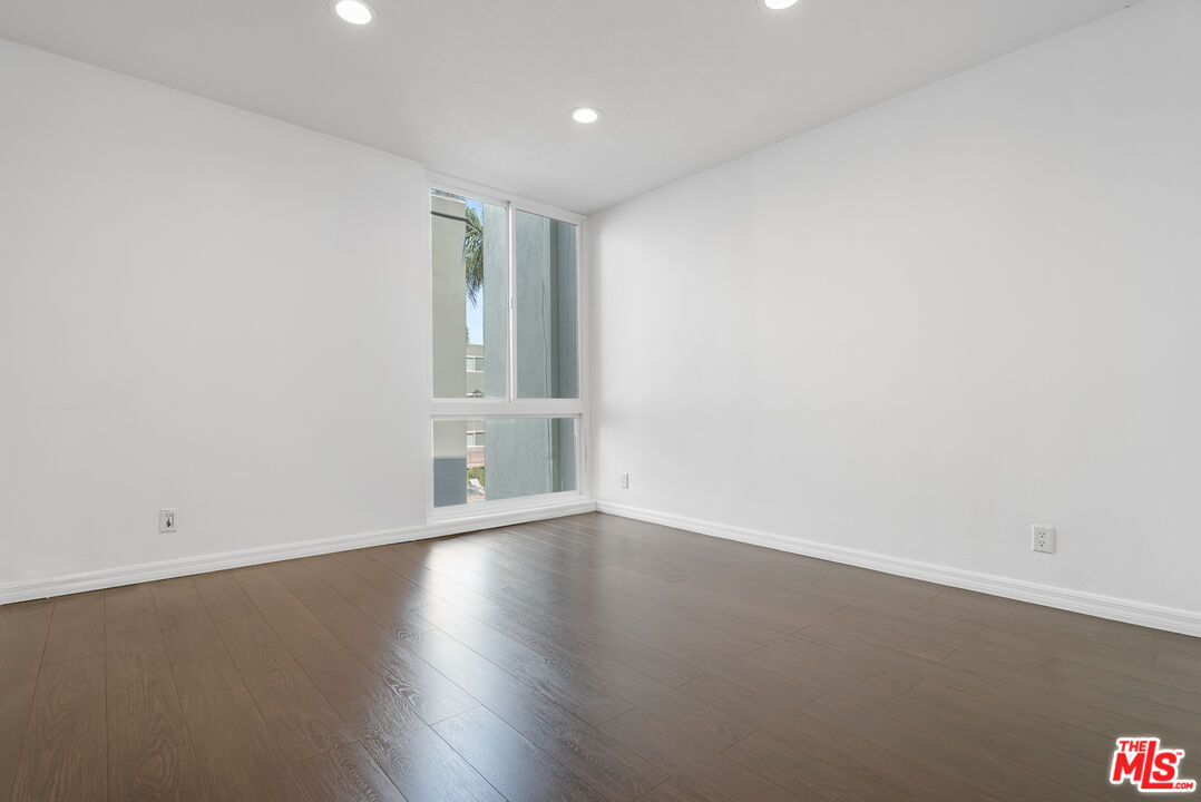 4915 Tyrone Ave Unit: 234