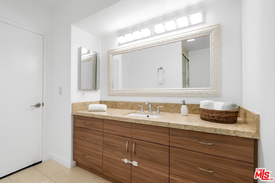 4915 Tyrone Ave Unit: 234