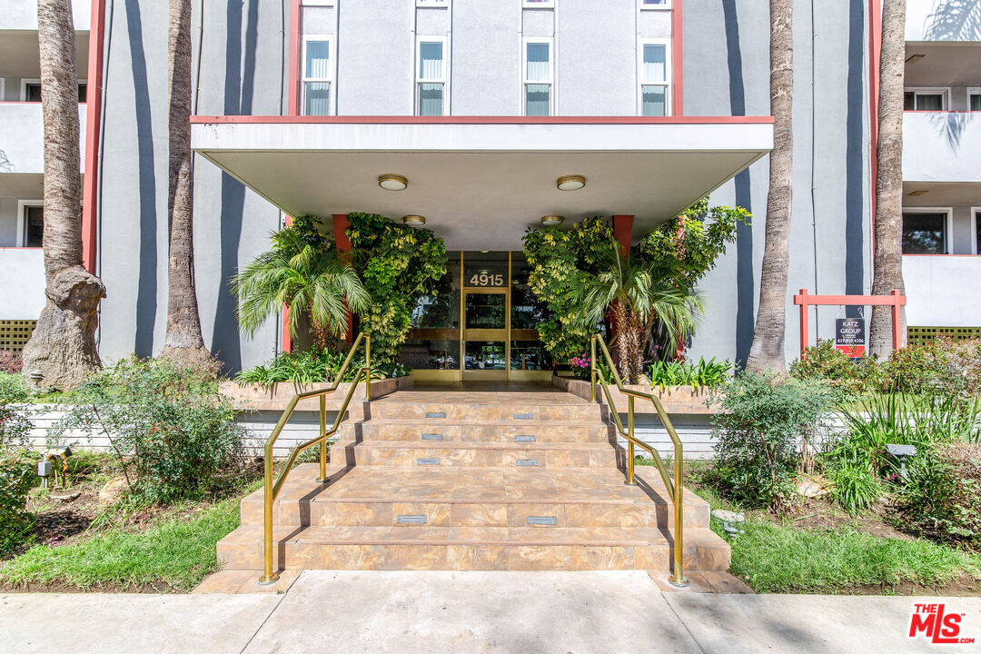 4915 Tyrone Ave Unit: 234