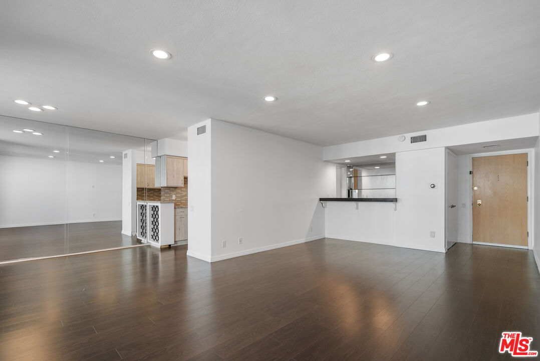 4915 Tyrone Ave Unit: 234