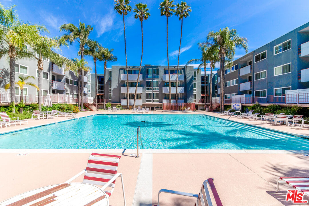 4915 Tyrone Ave Unit: 234