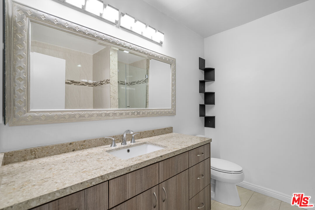 4915 Tyrone Ave Unit: 234