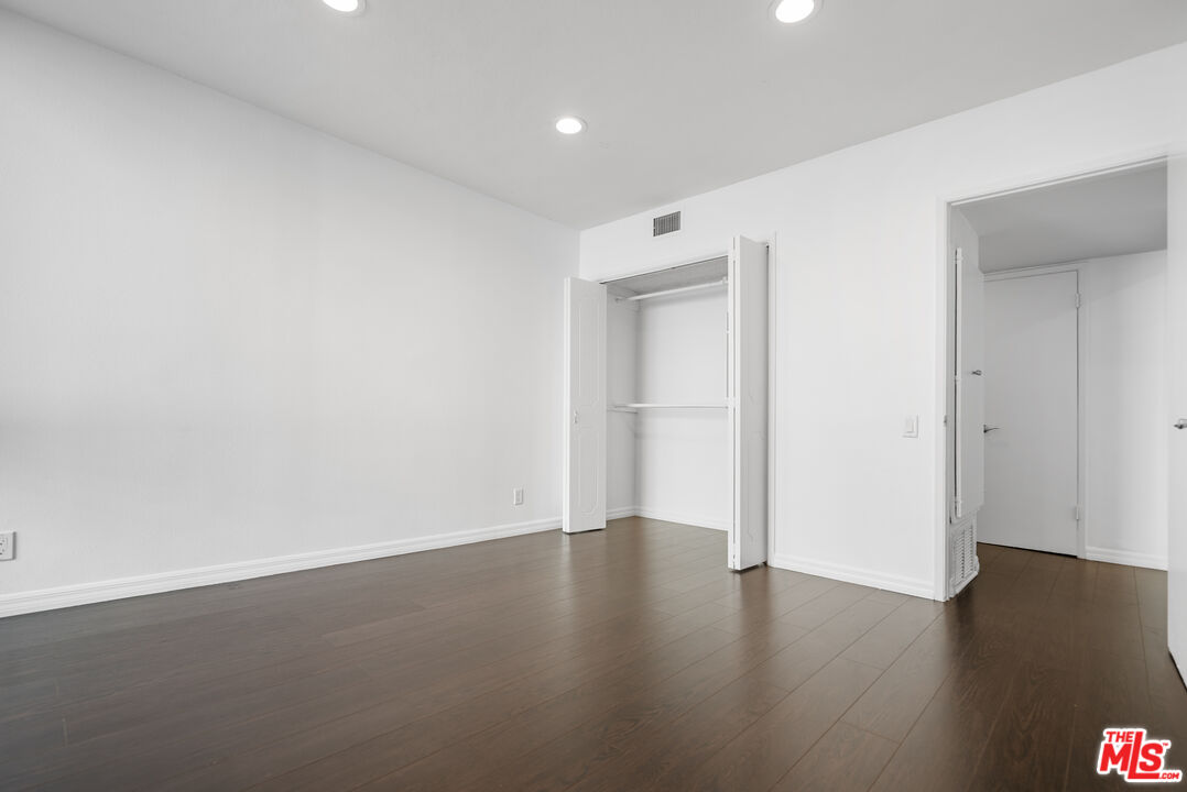 4915 Tyrone Ave Unit: 234