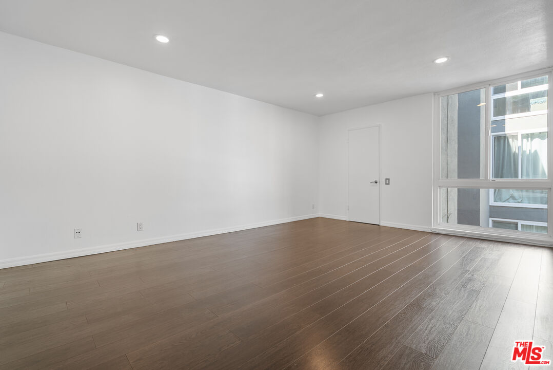 4915 Tyrone Ave Unit: 234