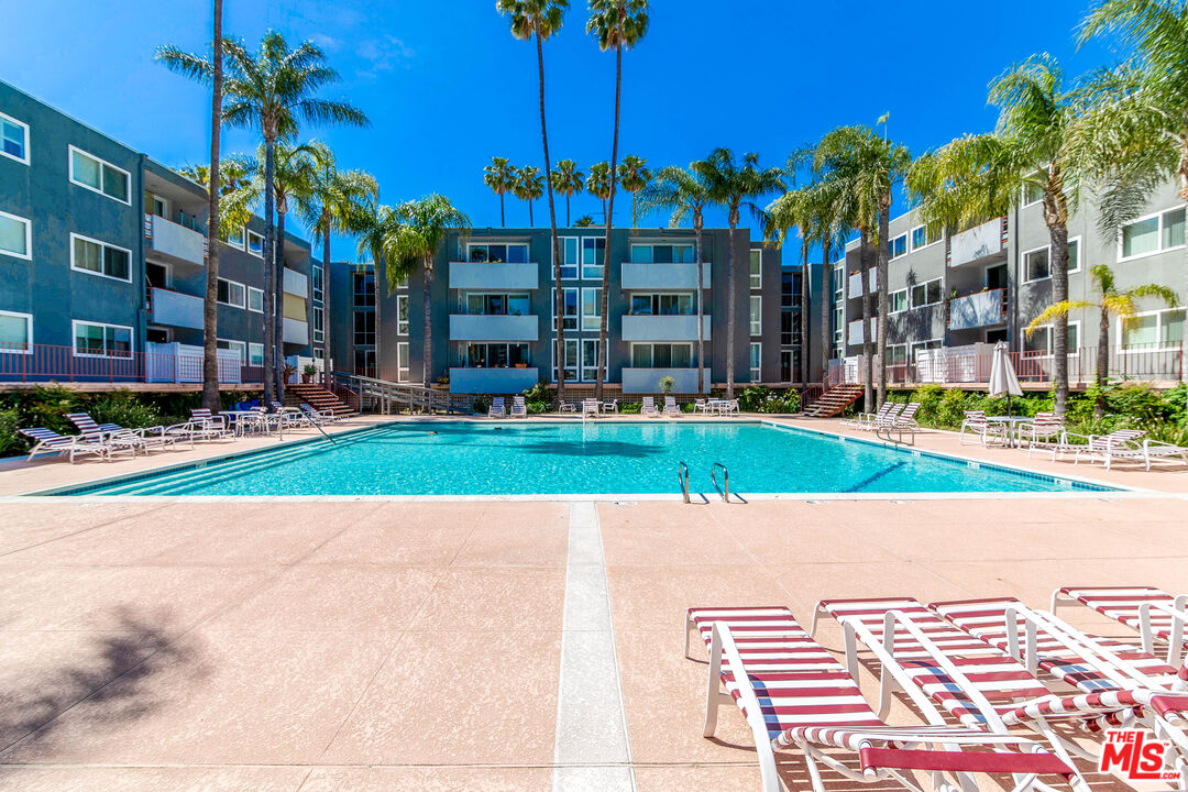 4915 Tyrone Ave Unit: 234