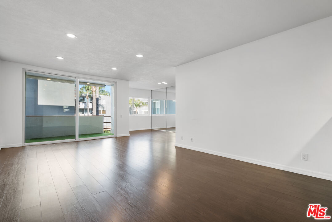 4915 Tyrone Ave Unit: 234