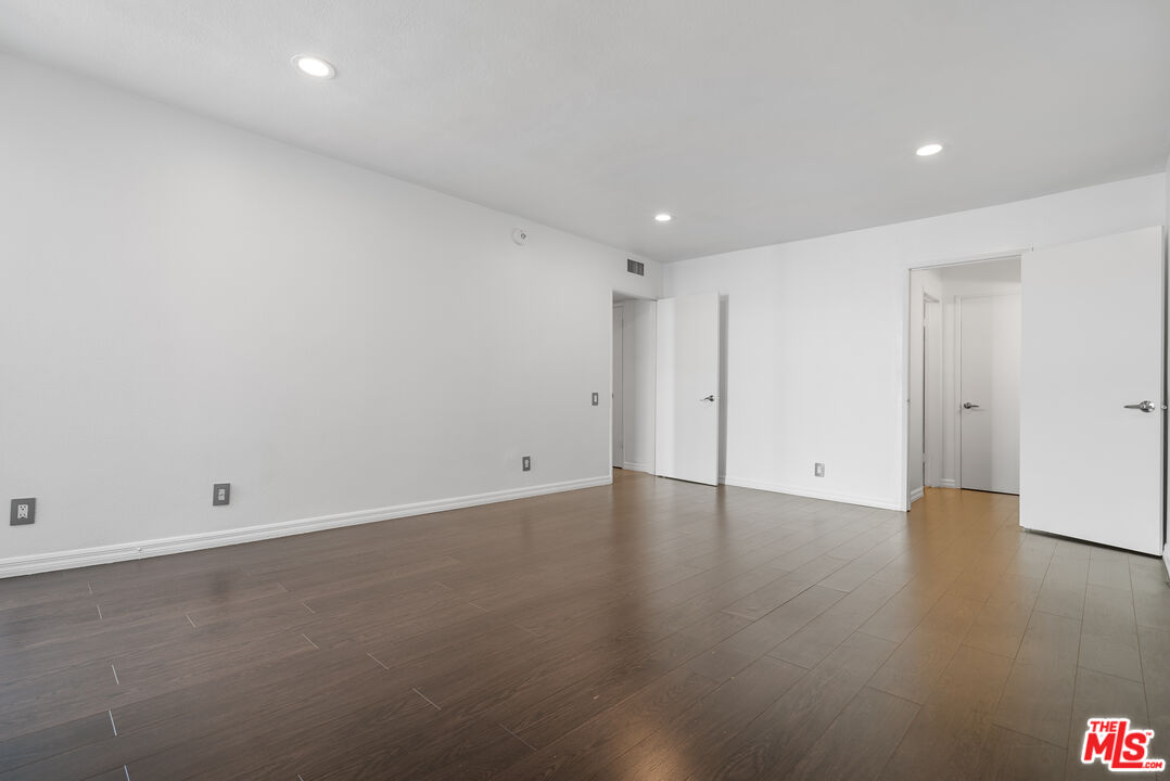 4915 Tyrone Ave Unit: 234