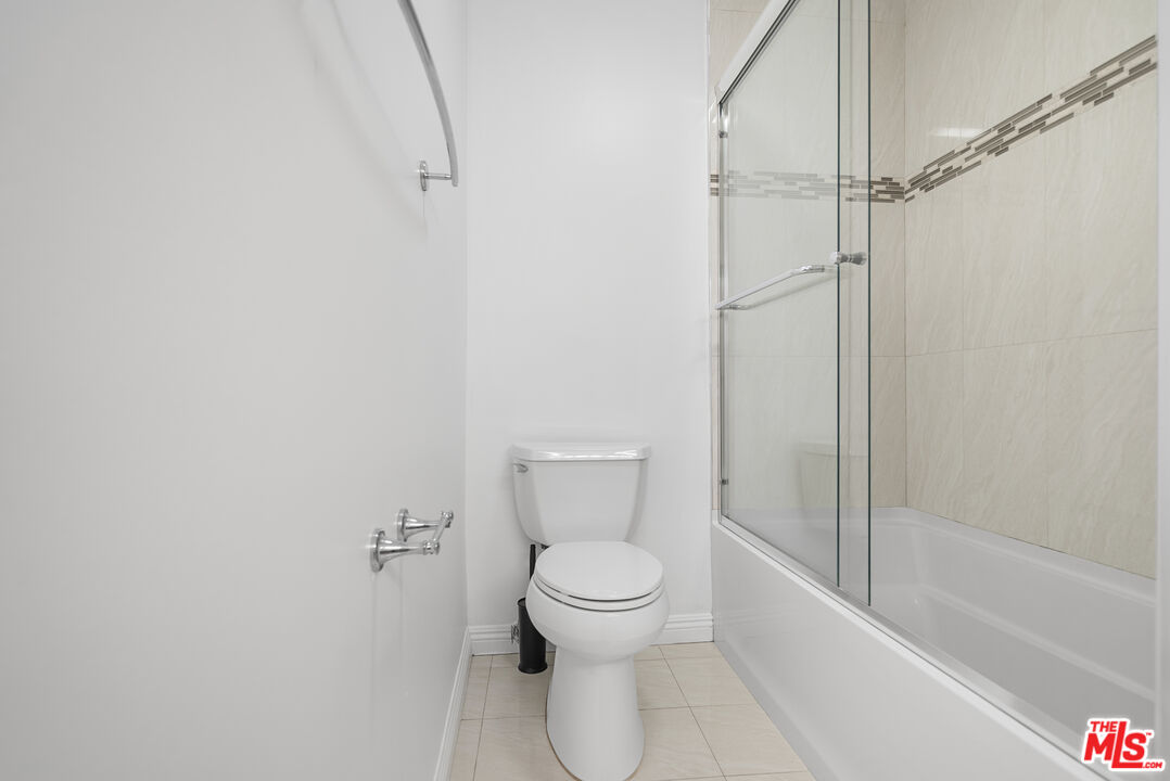 4915 Tyrone Ave Unit: 234