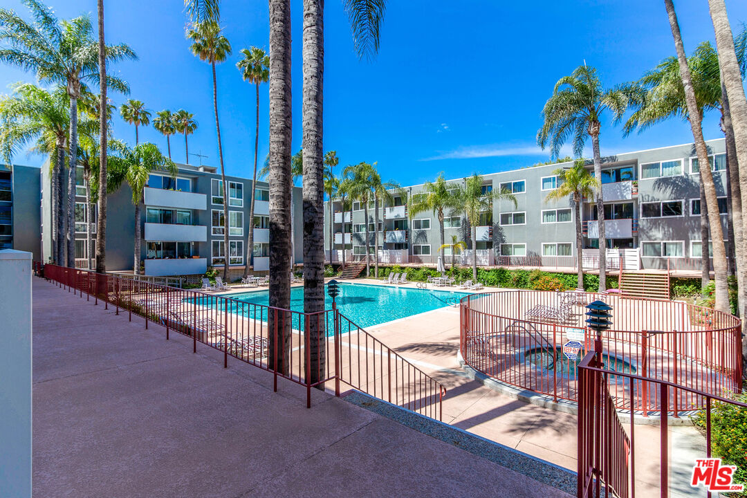 4915 Tyrone Ave Unit: 234