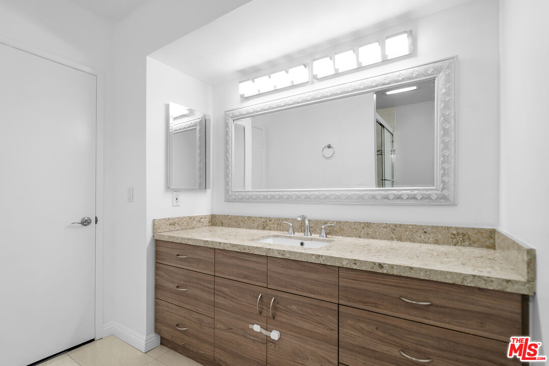4915 Tyrone Ave Unit: 234