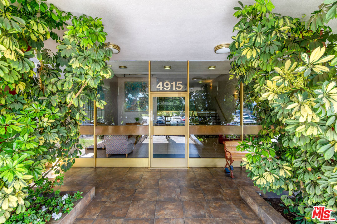 4915 Tyrone Ave Unit: 234