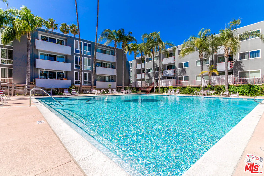 4915 Tyrone Ave Unit: 234