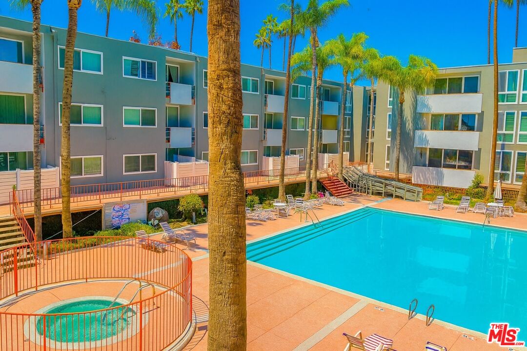 4915 Tyrone Ave Unit: 234