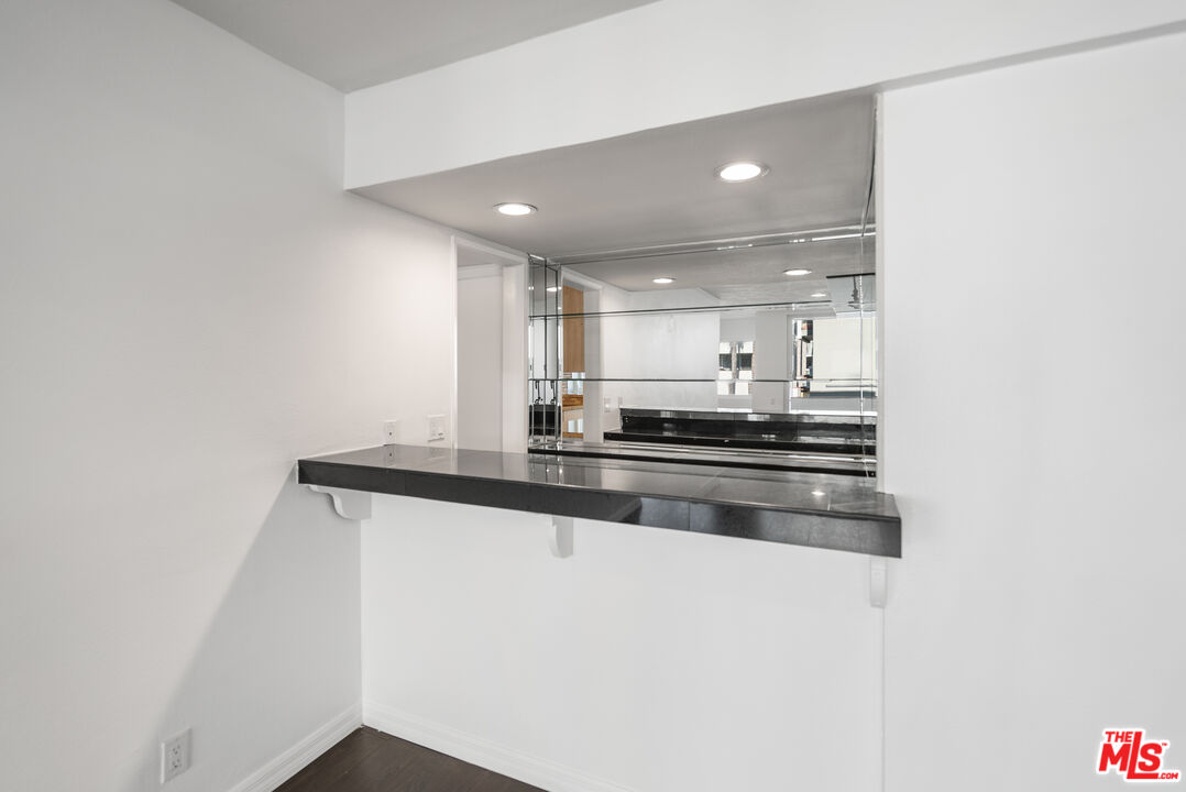 4915 Tyrone Ave Unit: 234