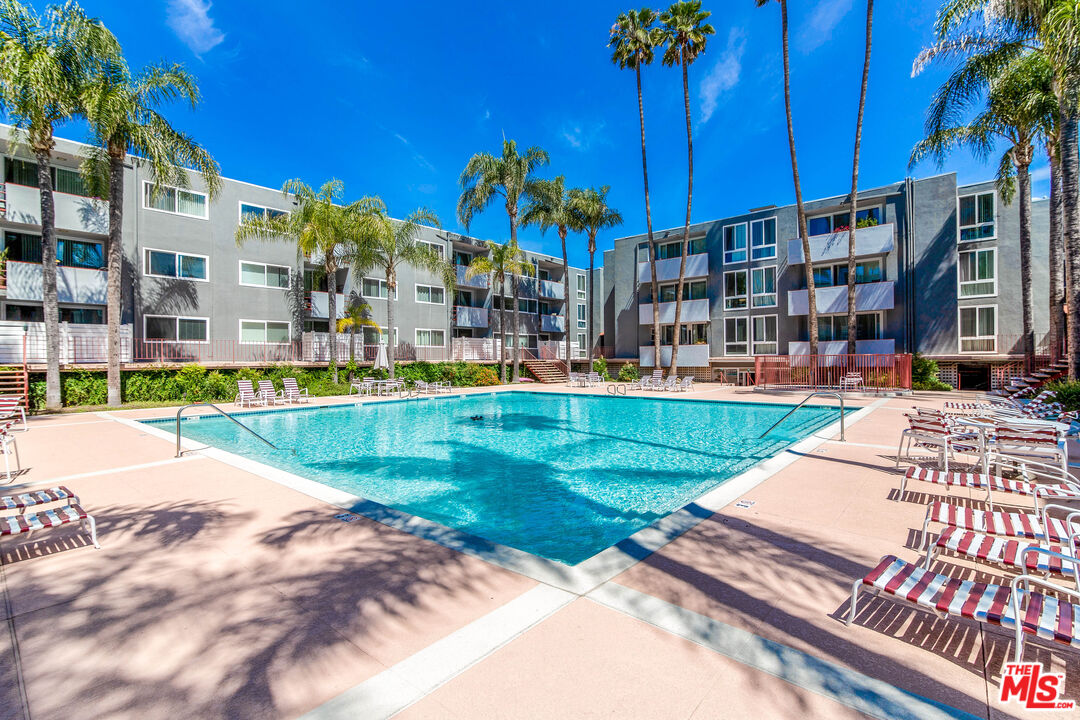 4915 Tyrone Ave Unit: 234
