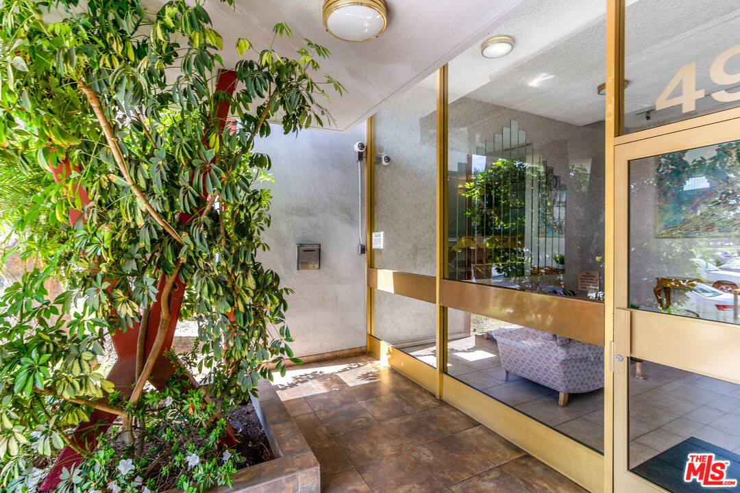 4915 Tyrone Ave Unit: 234