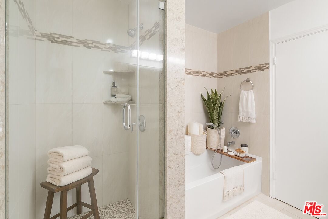 4915 Tyrone Ave Unit: 234