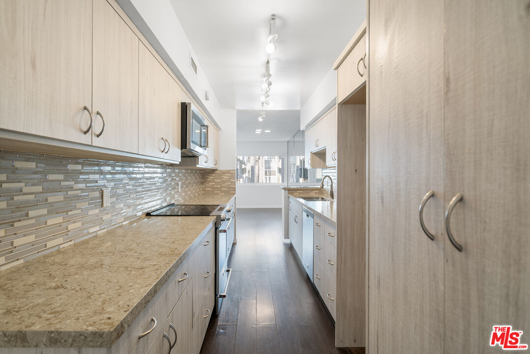4915 Tyrone Ave Unit: 234