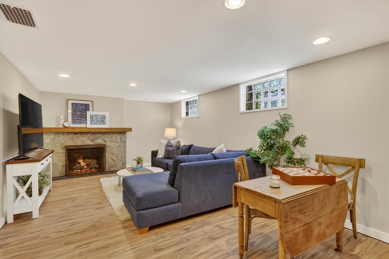 968 Gladstone Drive