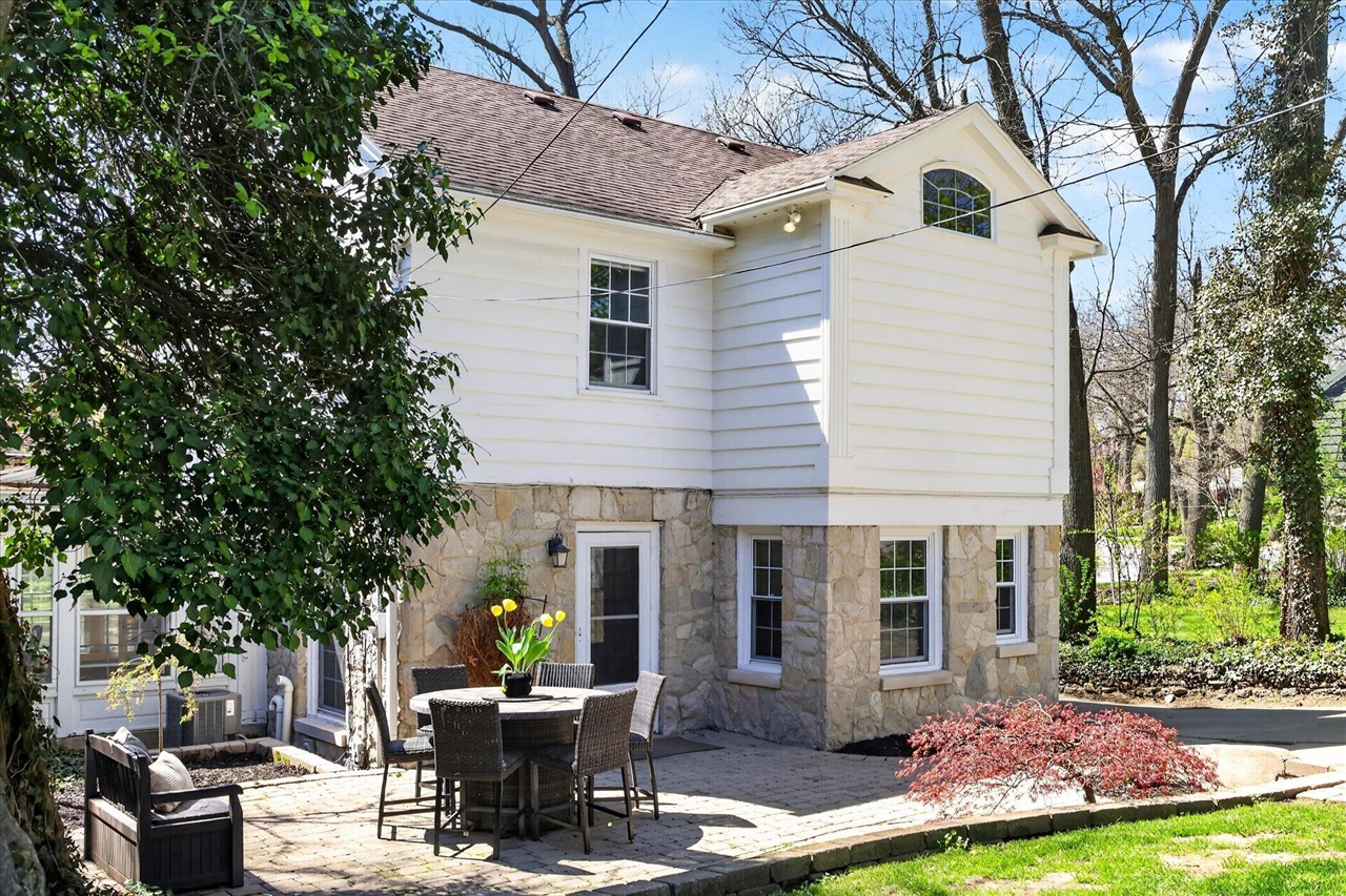 968 Gladstone Drive