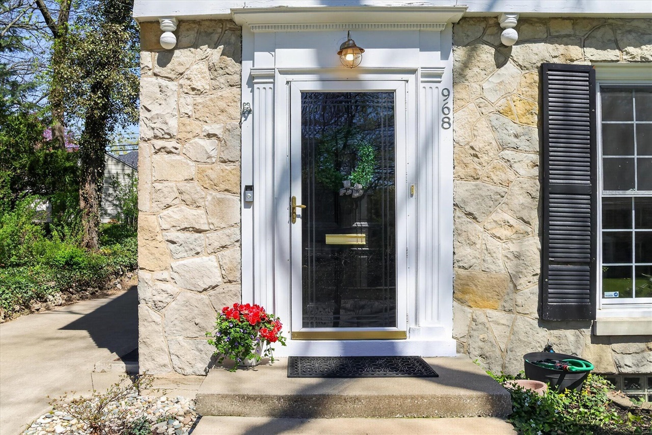 968 Gladstone Drive