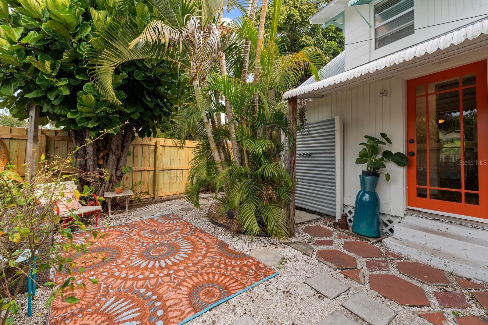 1038 CRESCENT LAKE DR N