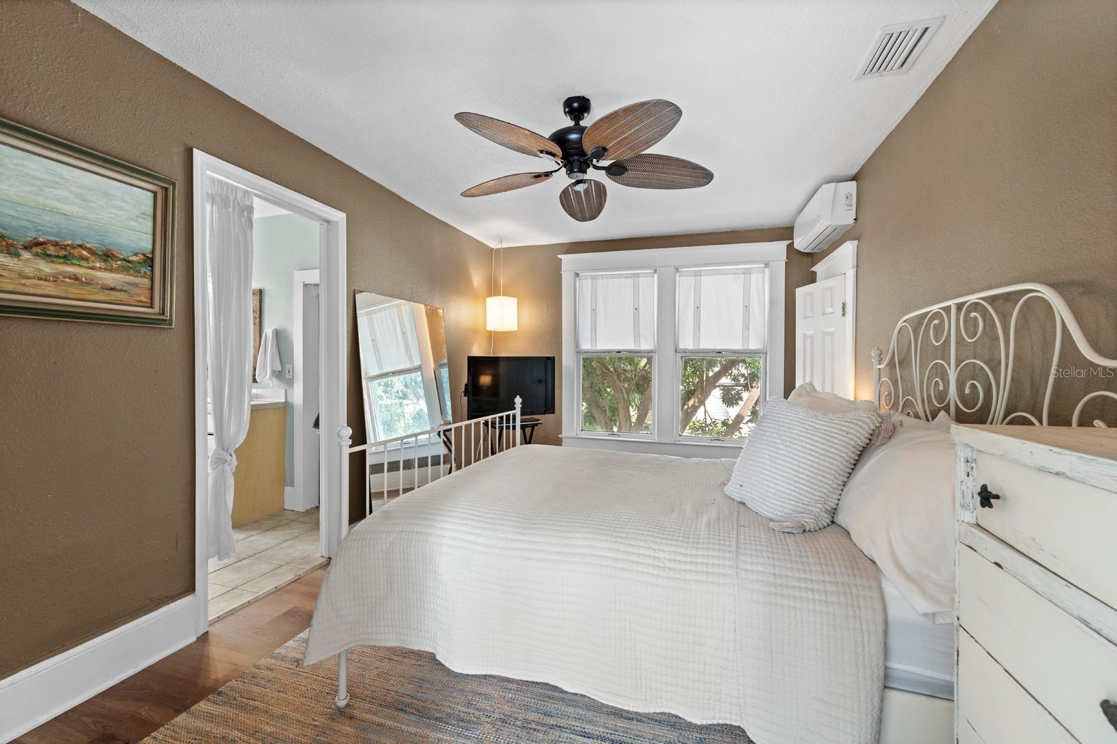 1038 CRESCENT LAKE DR N