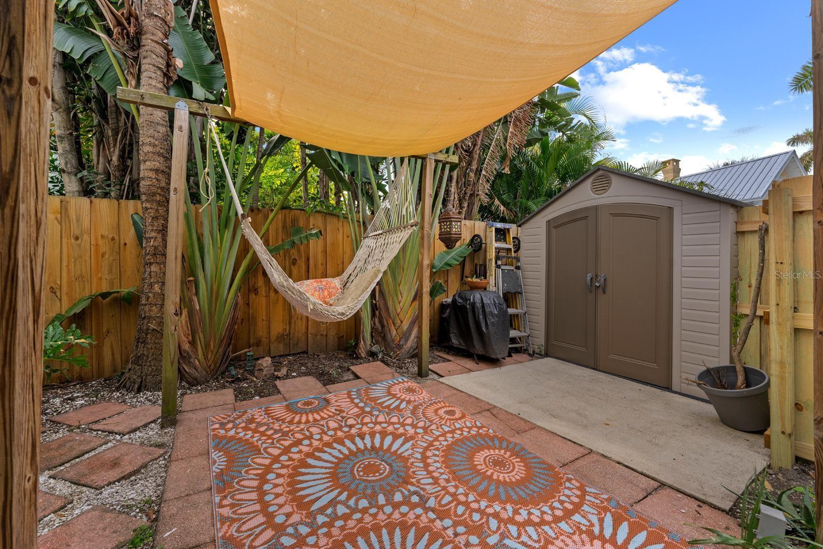 1038 CRESCENT LAKE DR N