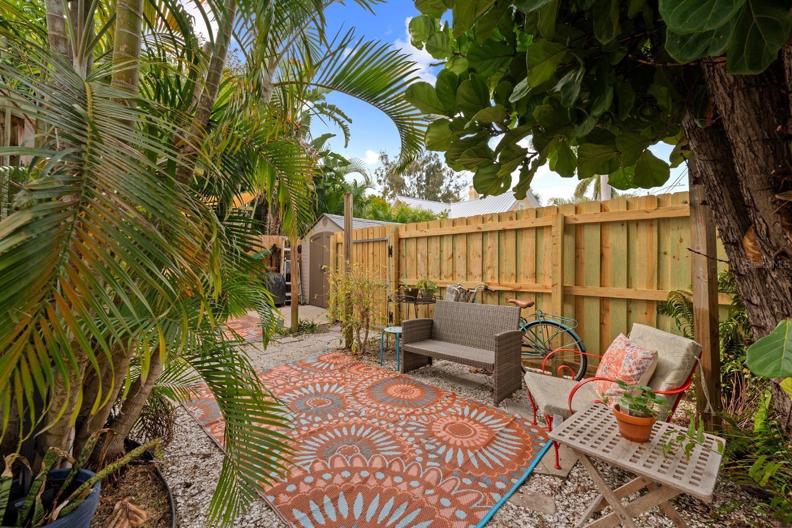 1038 CRESCENT LAKE DR N