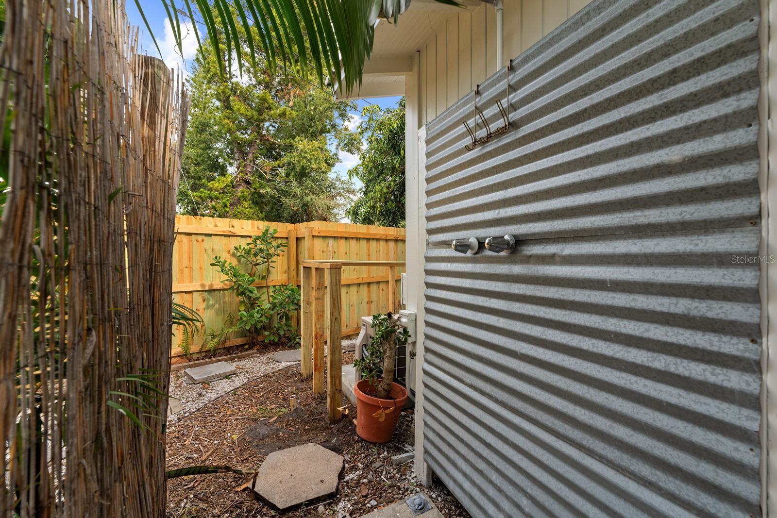 1038 CRESCENT LAKE DR N