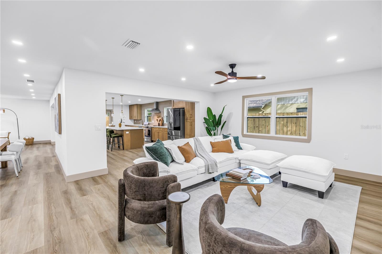 1116 N RIVERHILLS DR