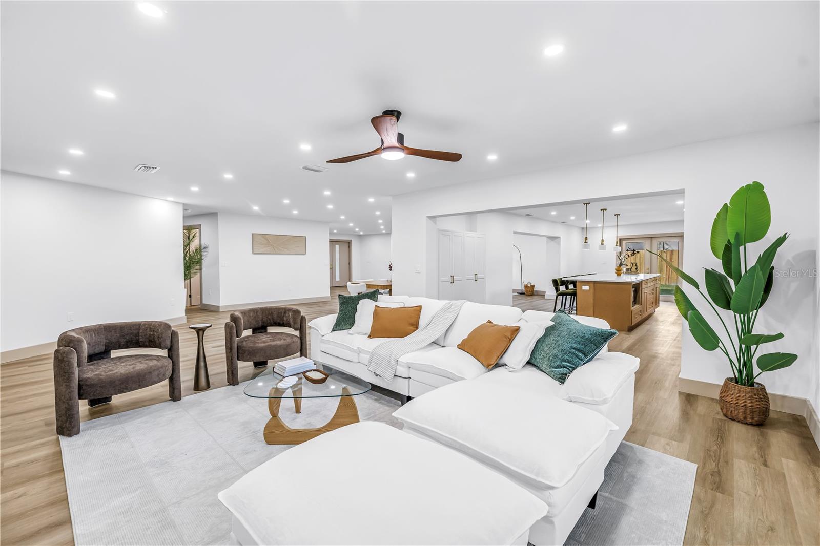 1116 N RIVERHILLS DR