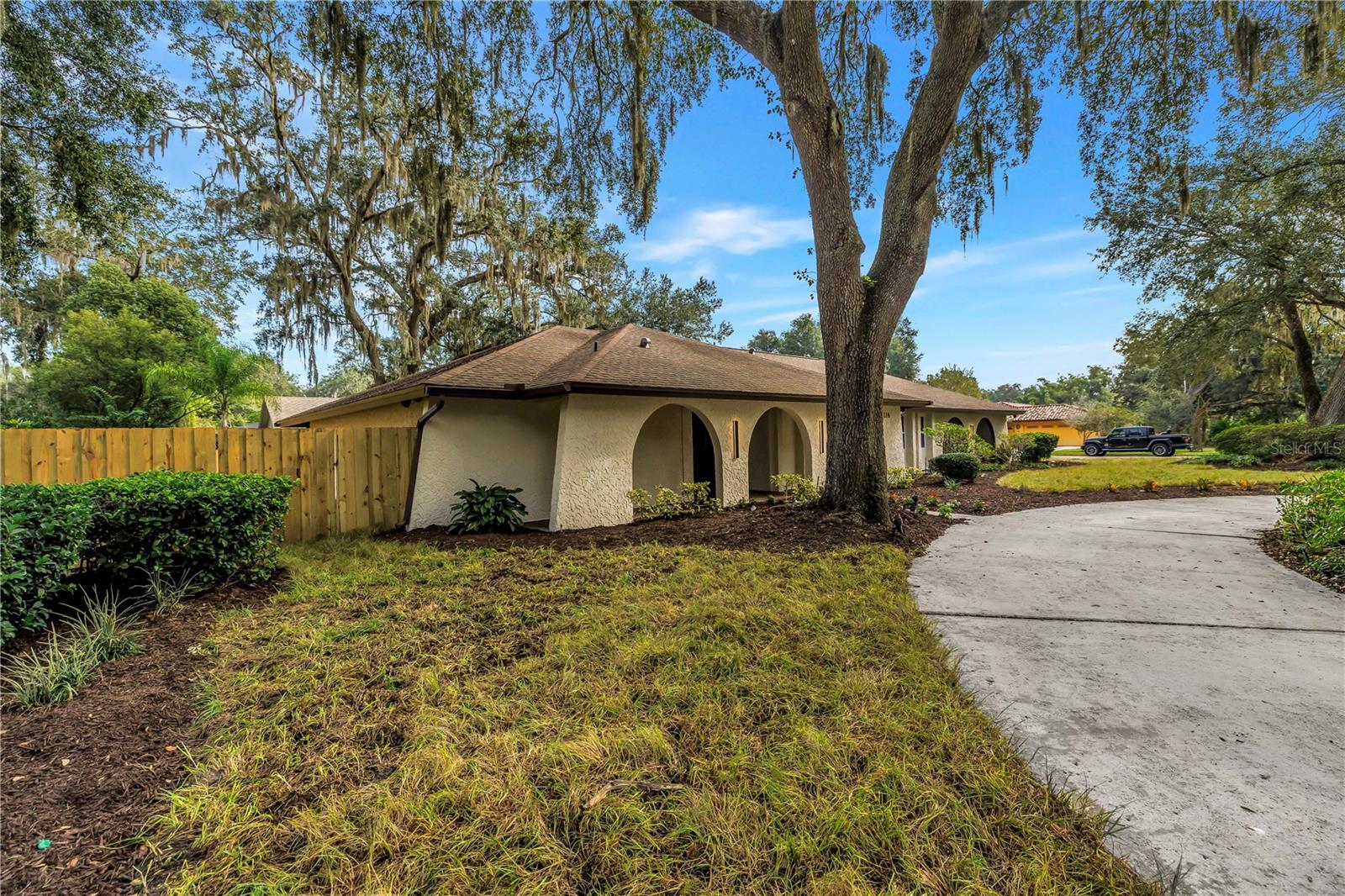 1116 N RIVERHILLS DR
